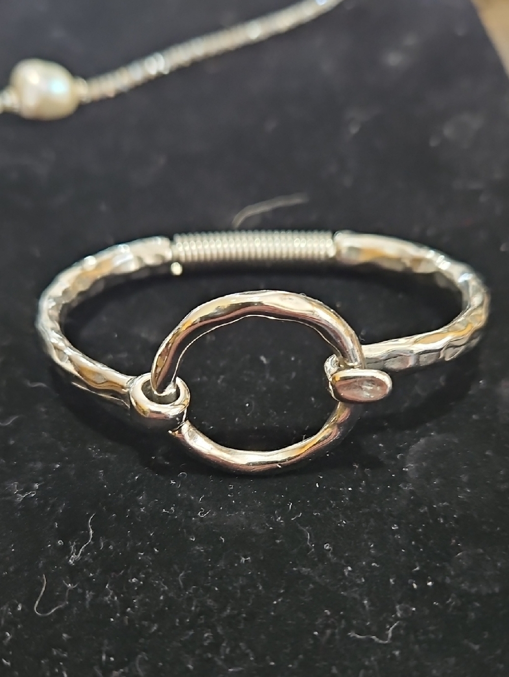 Grace & Heart Silver Circle Link Hammered Bangle Bracelet